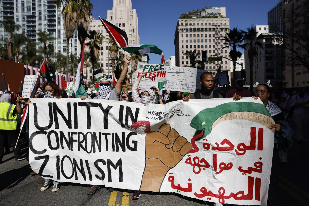 パーシング広場でパレスチナ人を支援するパレスチナ青年運動のデモに参加するために数千人が集まる。