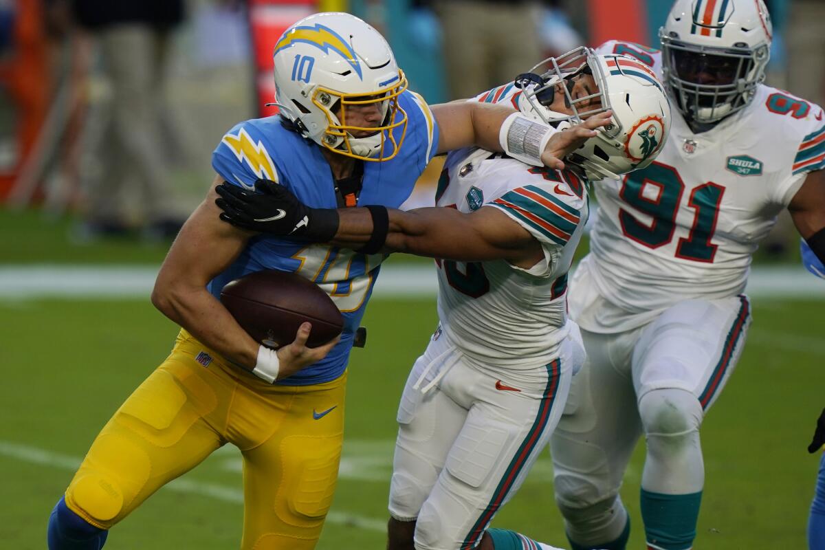 Justin Herbert accounts for three TDs but it's not enough as the Los  Angeles Chargers lose to the Tua Tagovailoa and the Miami Dolphins 