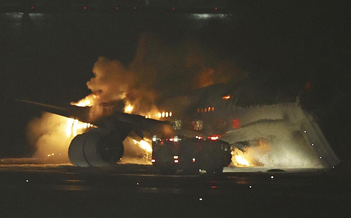 Un avión de Japan Airlines arde sobre la pista del aeropuerto Haneda el martes 2 de enero de 2024, 