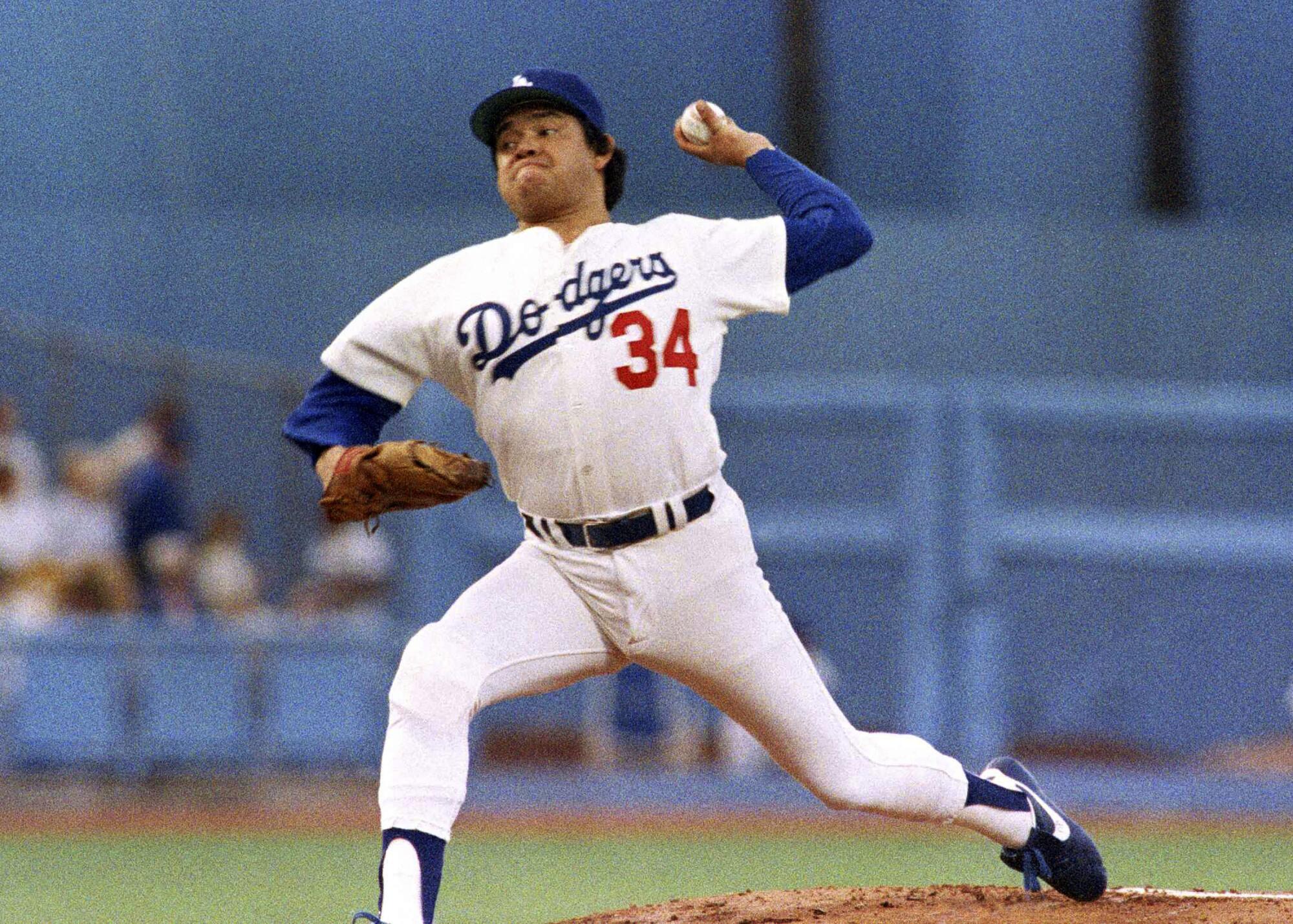 Dodgers atıcısı Fernando Valenzuela, Ulusal Lig Şampiyonası Serisinin 1. Maçında atış yapıyor.