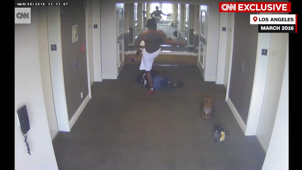 酒店监控录像显示，肖恩“吹牛老爹”科姆斯正在袭击歌手卡西。