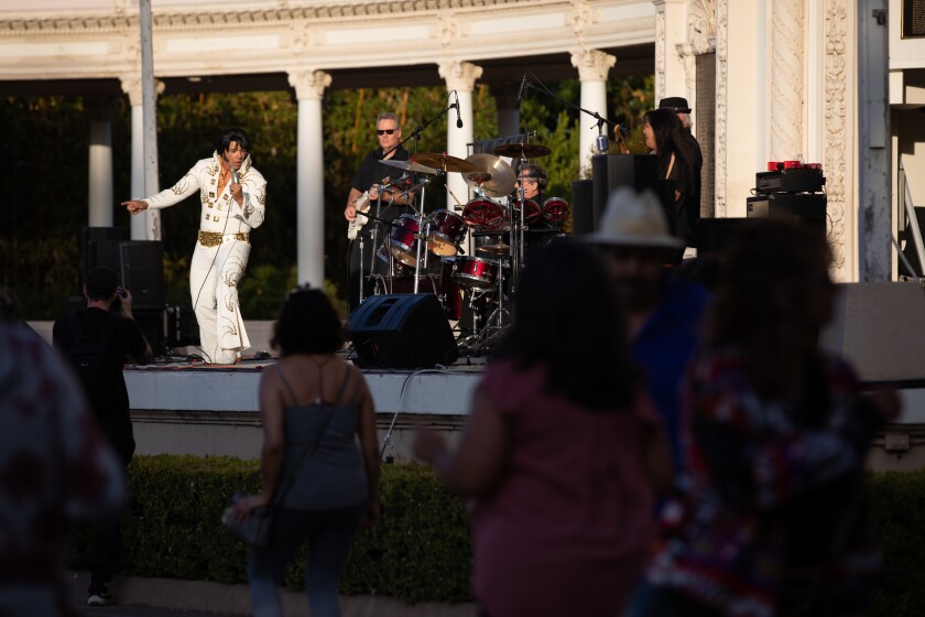 El cantante Todd Torres de Suspicious Minds, una banda tributo a Elvis Presley, se presenta en el Spreckels Organ Pavilion en Balboa Park.