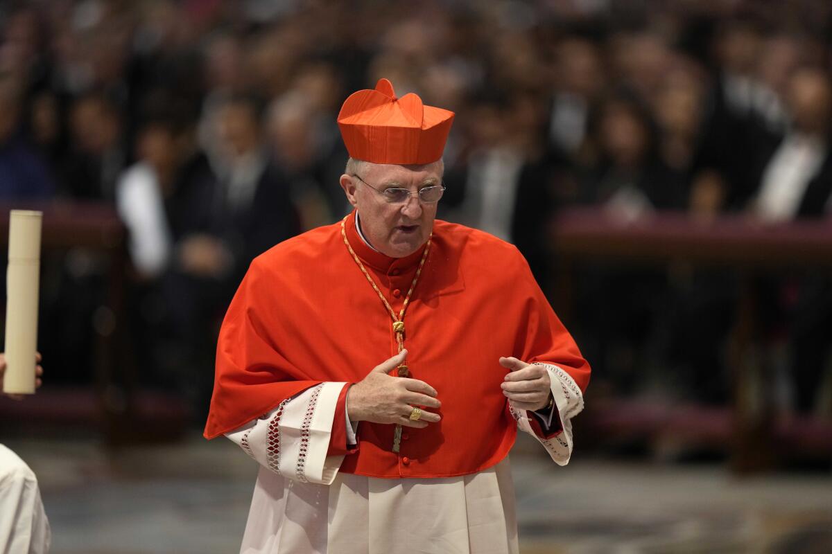 En esta imagen de archivo, el cardenal Arthur Roche tras recibir la birreta roja de tres picos de manos del papa