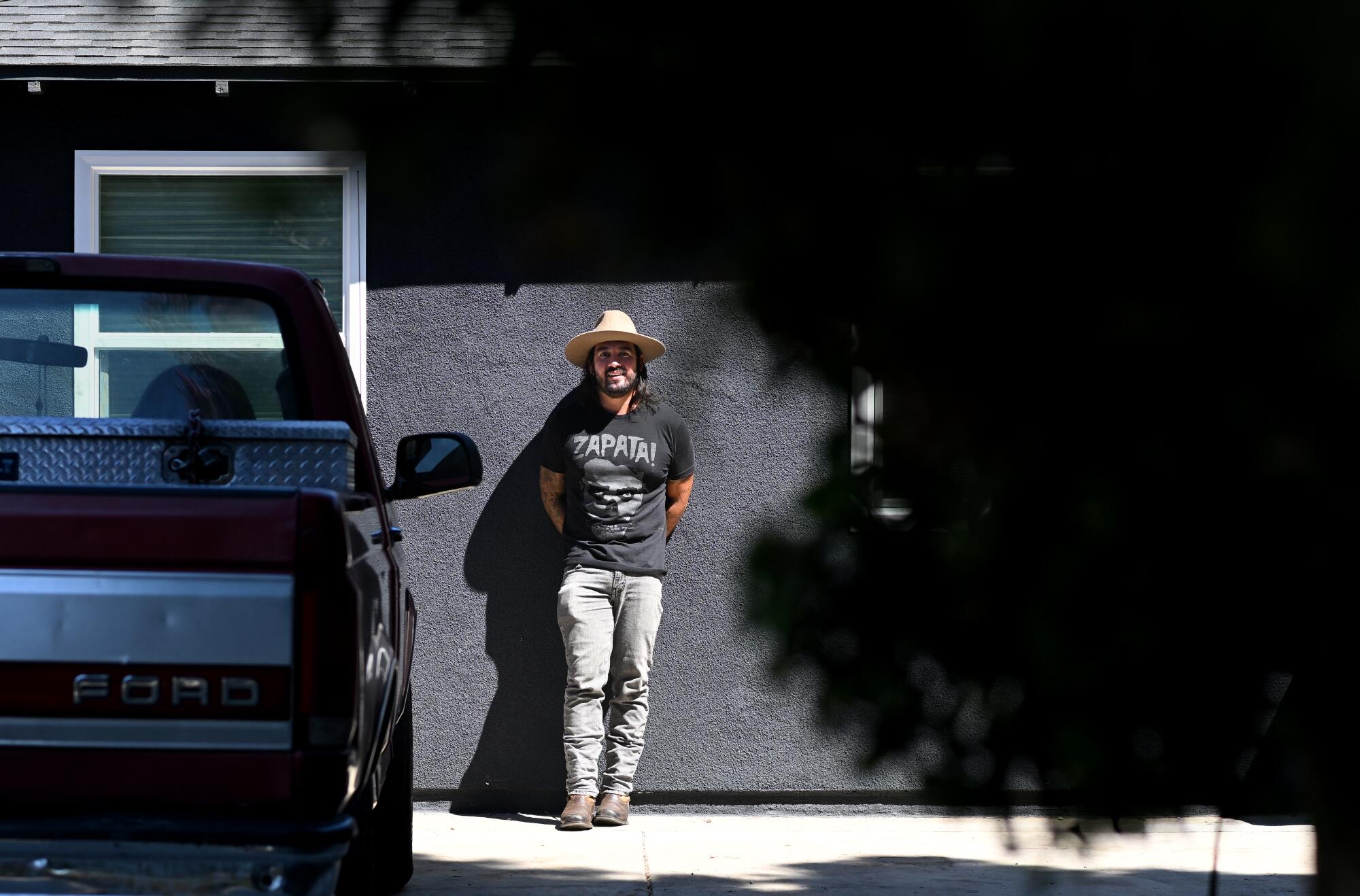  Julio Arana está parado afuera de una de sus propiedades de alquiler en Santa Ana.