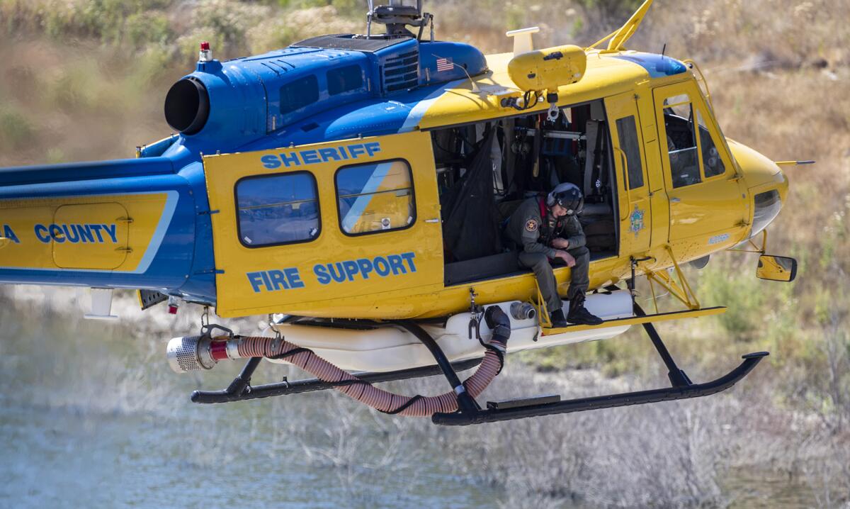 El equipo de helicópteros del condado de Ventura busca en la costa del lago Piru a la actriz desaparecida Naya Rivera.