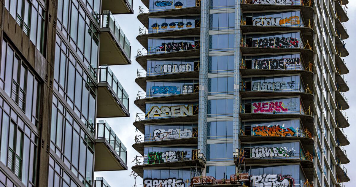 Graffitied skyscraper in downtown Los Angeles poised for sale Graffitied skyscraper in downtown Los Angeles poised for sale
