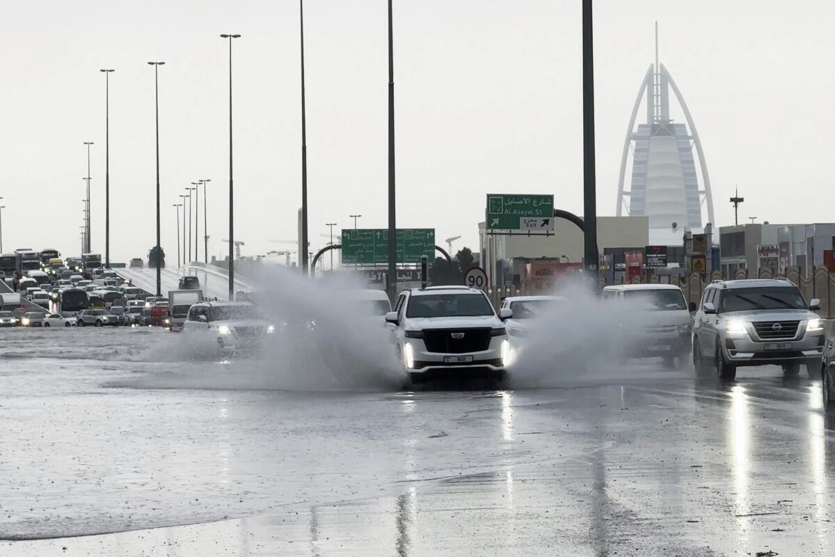 Fuertes lluvias azotan Emiratos y países vecinos; suben a 18 los muertos por inundaciones en Omán