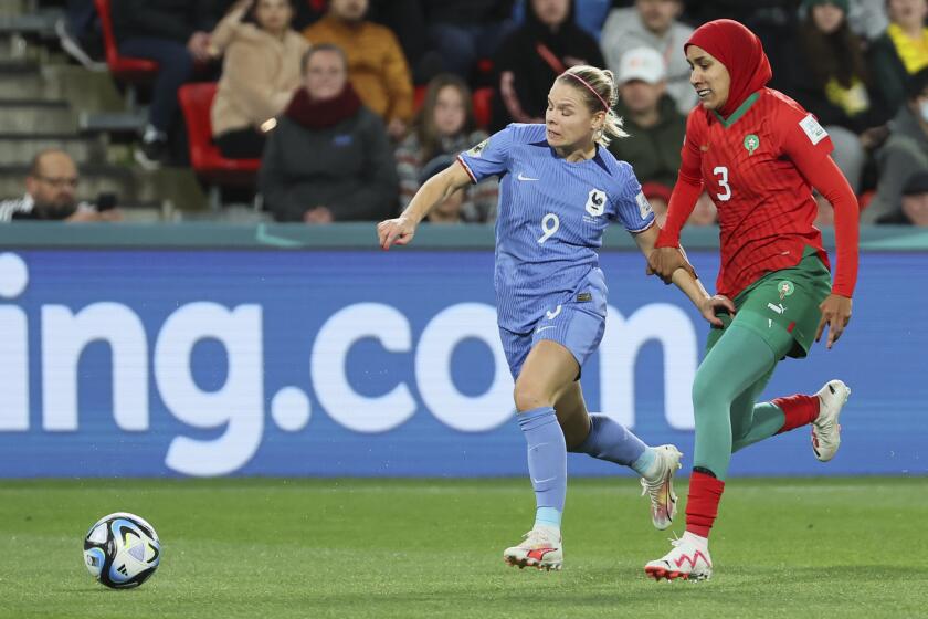 La francesa Eugenie Le Sommer y Nouhaila Benzina de Marruecos pelean por el balón durante el encuentro de los octavos de final de la Copa Mundial en Adelaide, Australia el martes 8 de agosto del 2023. (AP Foto/James Elsby)