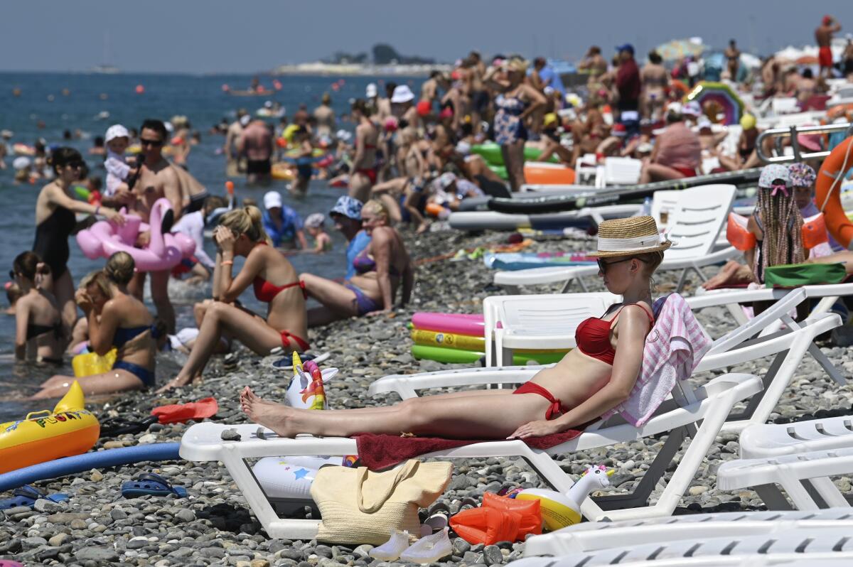 Personas disfrutan la playa en el centro turístico Sochi, en el mar Negro, en Rusia el domingo 5 de julio de 2020.