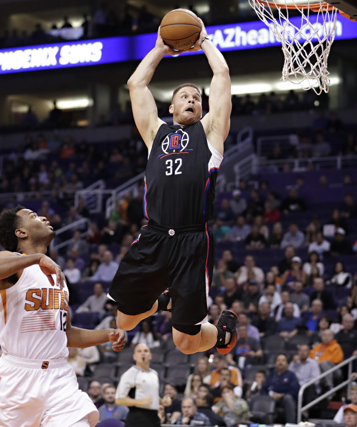 Blake Griffin de los Clippers de Los Ángeles, entra a canasta ante los Suns de Phoenix.