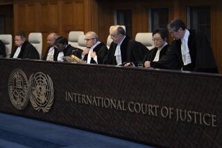 Jueces de la Corte Internacional de Justicia en sesión en La Haya, Holanda, el martes 30 de abril de 2024. (Foto AP/Peter Dejong)