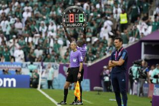 En foto del martes 22 de noviembre del 2022, el árbitro asistente muestra los 8 minutos de tiempo añadido en el encuentro entre Argentina y Arabia Saudí en el Grupo C de la Copa Mundial. (AP Foto/Natacha Pisarenko)