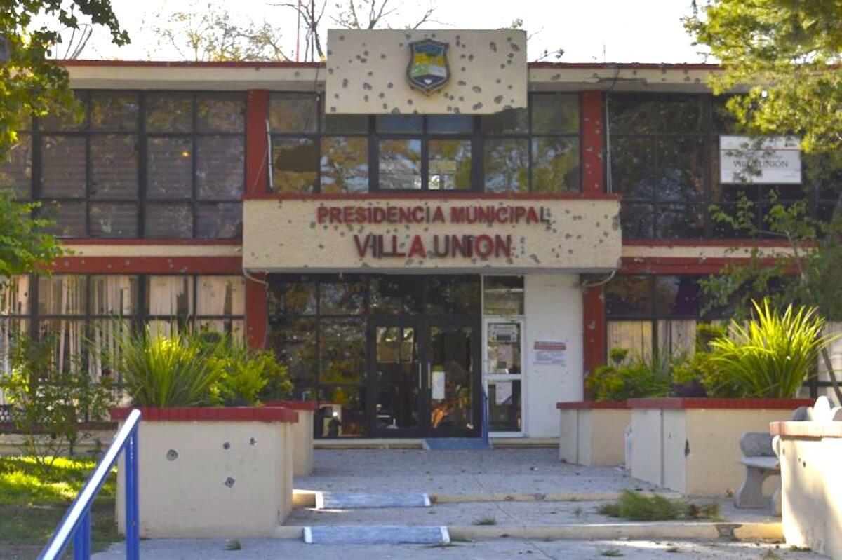 La fachada de la presidencia municipal del municipio de Villa Unión presenta numerosos disparos tras un enfrentamiento entre fuerzas de seguridad y presuntos miembros de un cártel, en el estado de Coahuila, cerca de la frontera con Texas.