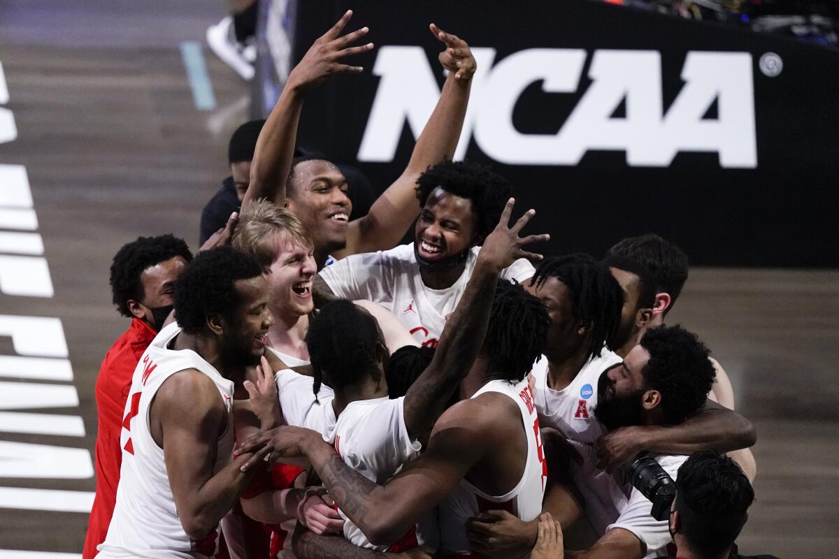 Houston players celebrate after beating Oregon State.