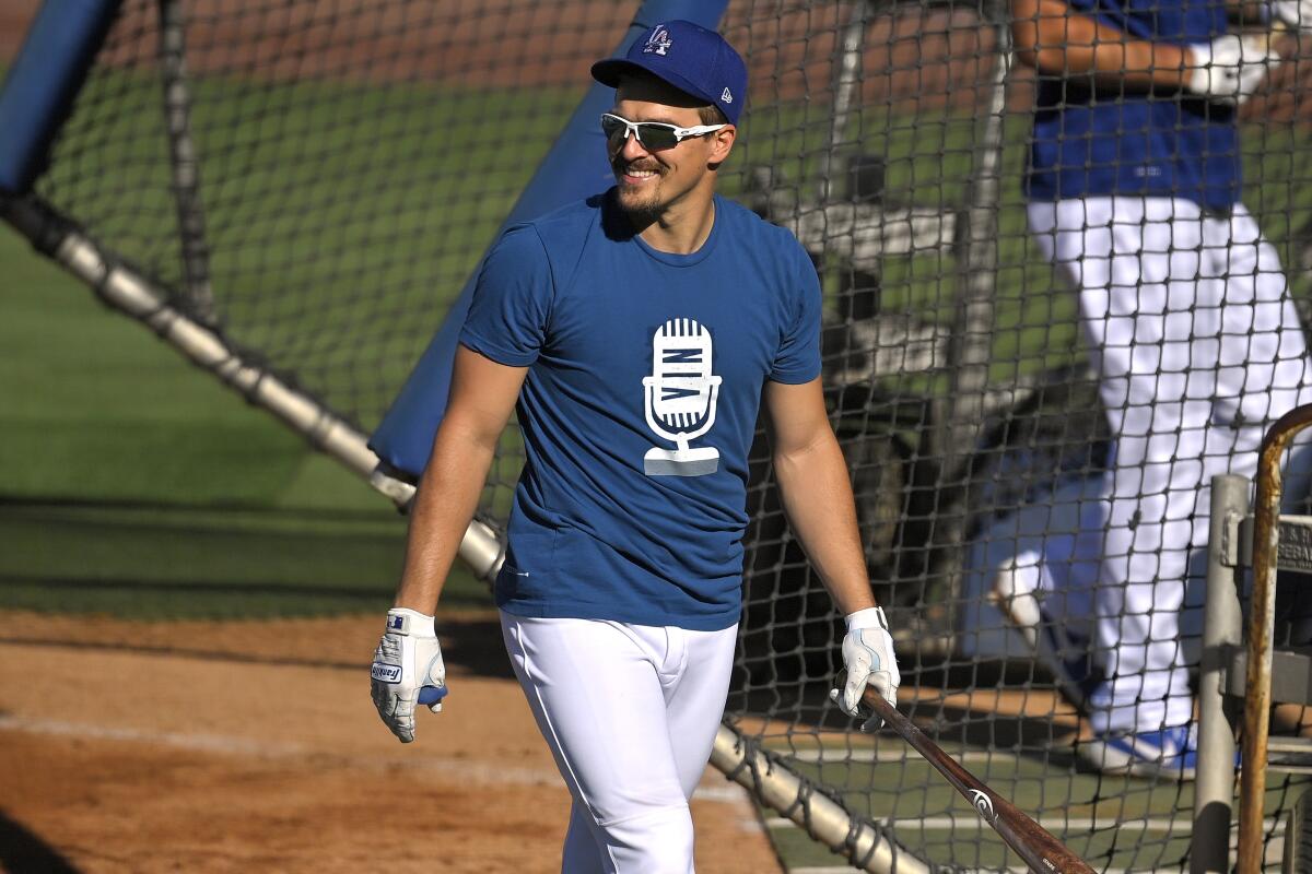 Dodgers second baseman Kik?e Hernández smiles during batting practice.