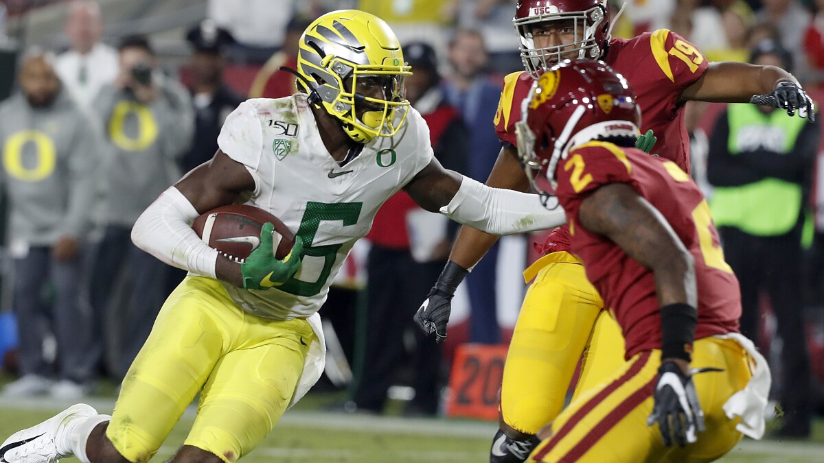 Usc Loses Grip Early Allows Oregon To Pull Away For Blowout Win