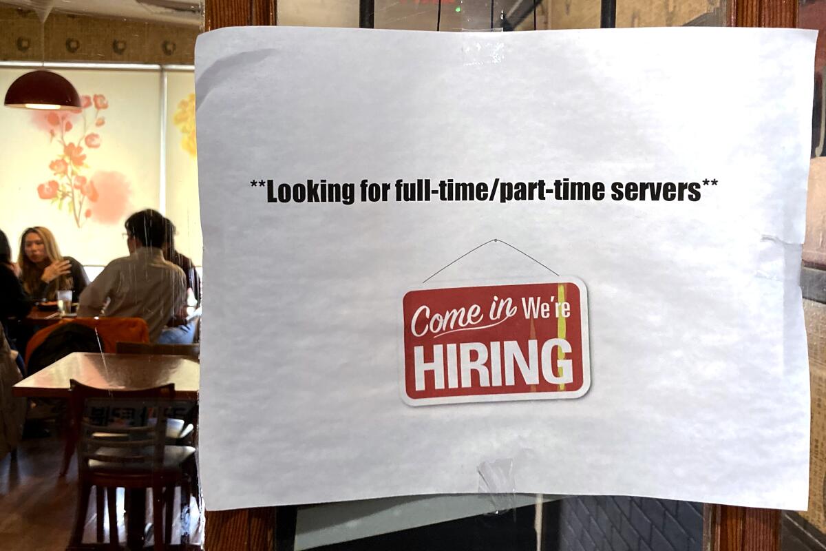 Un cartel anunciando vacantes laborales en un restaurante en Morton Grove