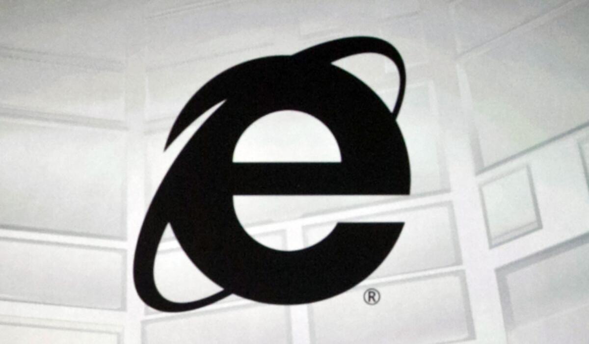 ARCHIVO - El logotipo de Internet Explorer en una pantalla durante una sesión informativa
