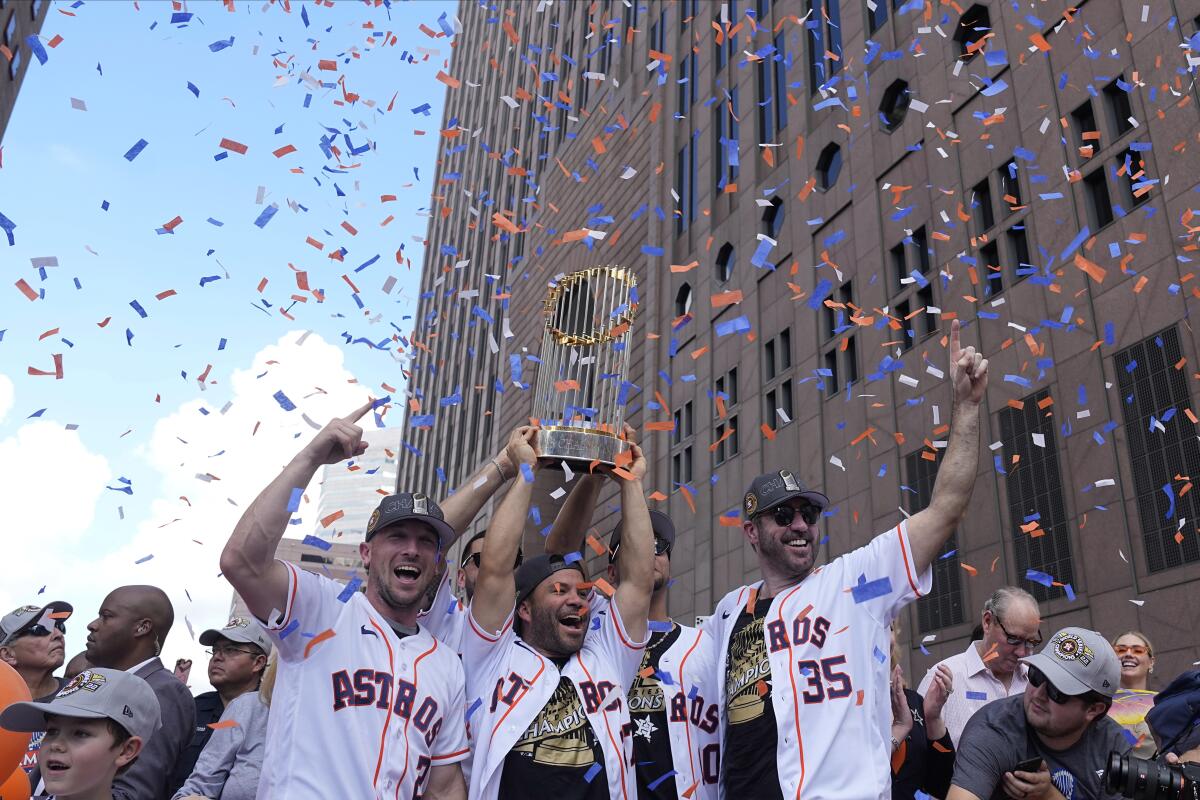 Jugadores de los Astros de Houston celebran con el trofeo de campeón de Grandes Ligas, 