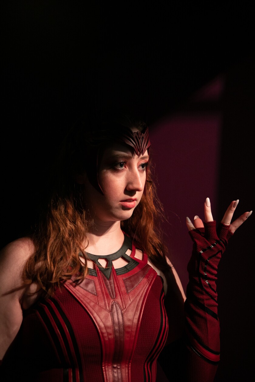 Una mujer vestida como una bruja roja escarlata se encuentra en el estreno de la película "Doctor Strange en el multiverso de la locura."