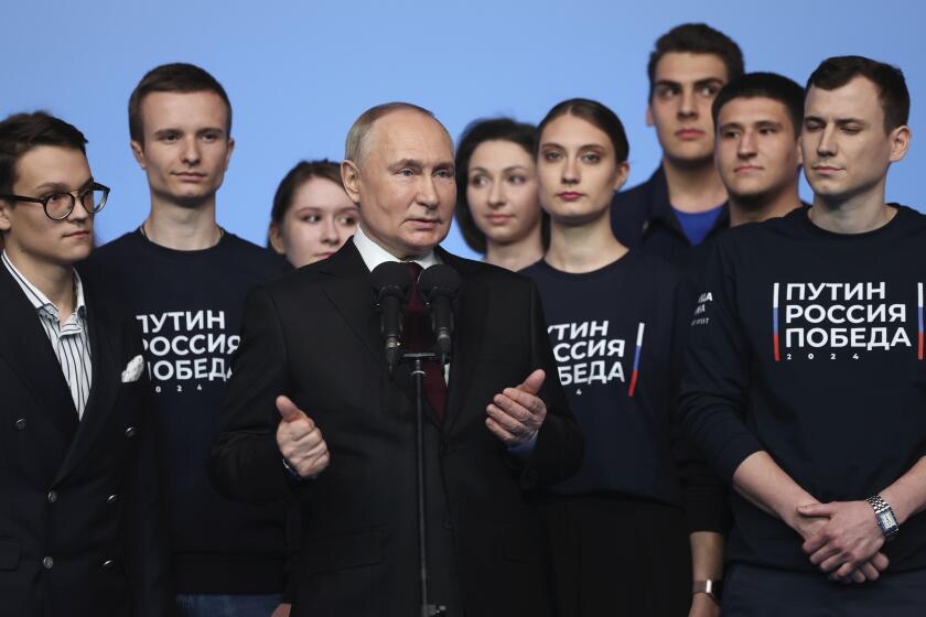 El presidente ruso Vladímir Putin habla durante una visita a su sede de campaña tras los comicios presidenciales, el domingo 17 de marzo de 2024, en Moscú, Rusia. (Gavriil Grigorov, Sputnik, Kremlin foto compartida vía AP)