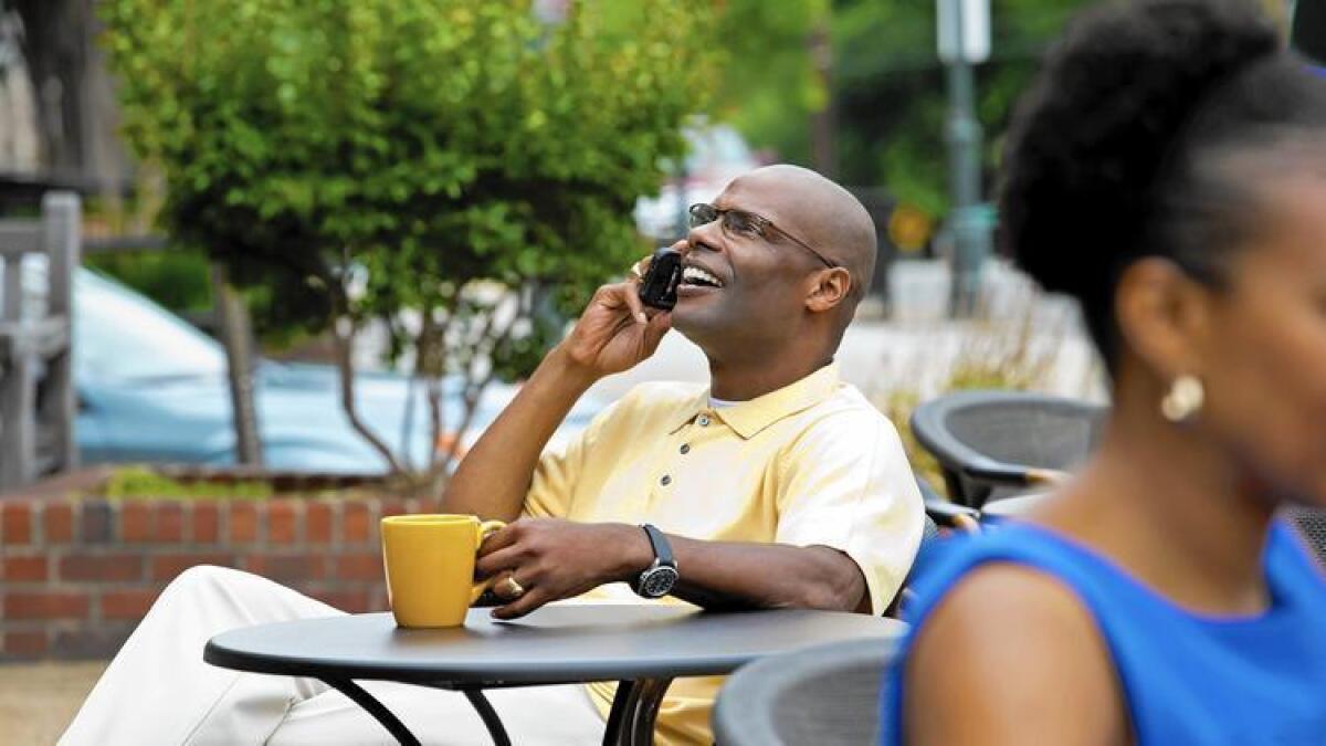 Las actividades restaurativas tales como llamar por teléfono a tus hijos o tu pareja o ir a almorzar con amigos permiten que tu cerebro se recargue y aumenta tu productividad.