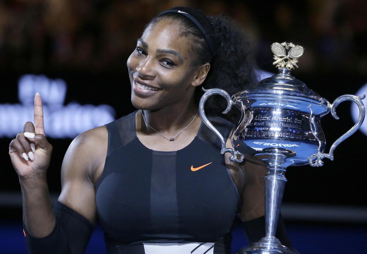 ARCHIVO - En esta foto del 28 de enero de 2017, la tenista Serena Williams posa para fotos tras vencer a su hermana Venus en la final del Abierto de Australia, en Melbourne, Australia.