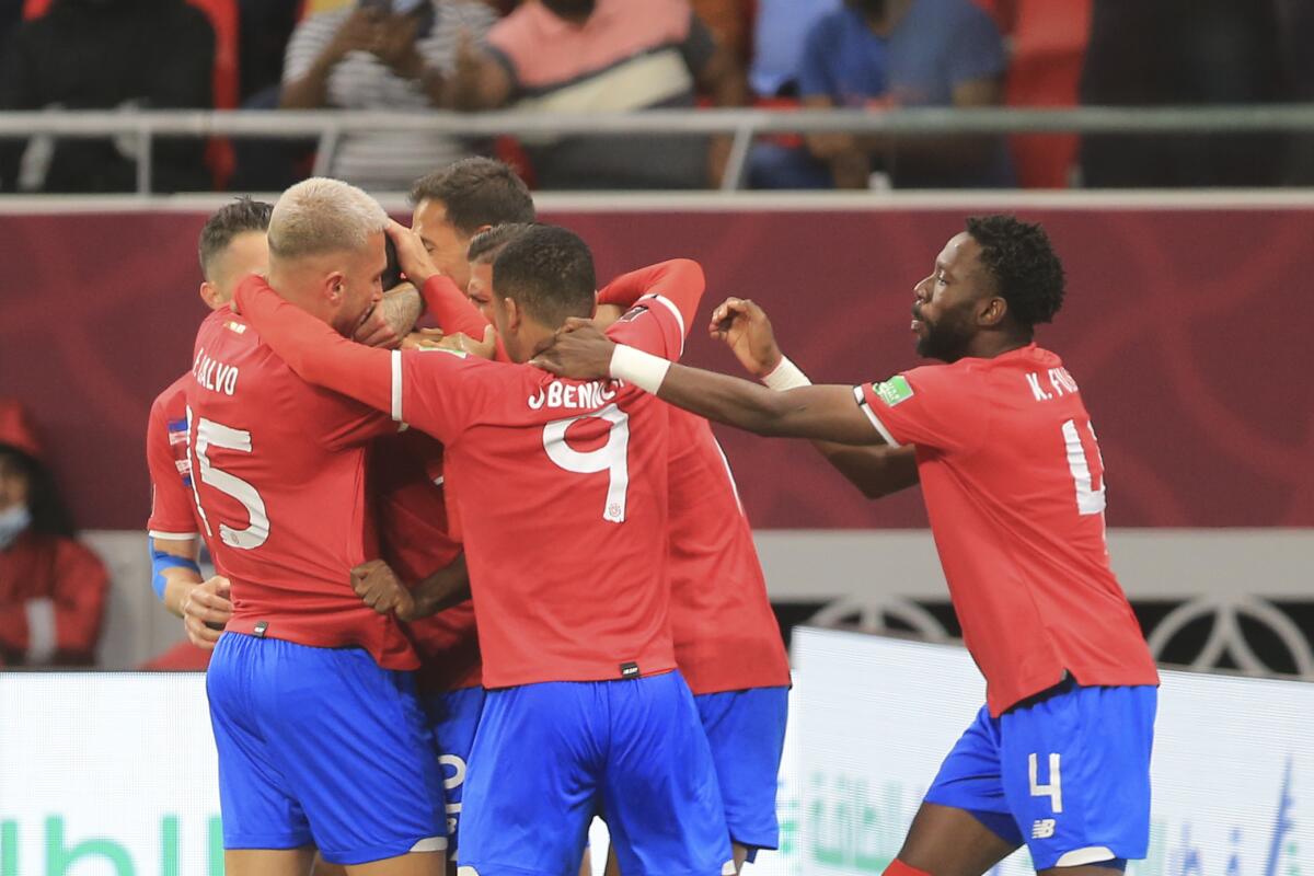 Los jugadores de Costa Rica celebran tras anotar el primer gol ante Nueva Zelanda 