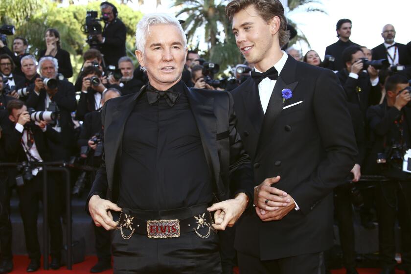 El director Baz Luhrmann, a la izquierda, y Austin Butler posan al llegar al estreno de "Elvis" en el Festival de Cine de Cannes, el miércoles 25 de mayo de 2022 en Cannes, Francia. (Foto por Joel C Ryan/Invision/AP)