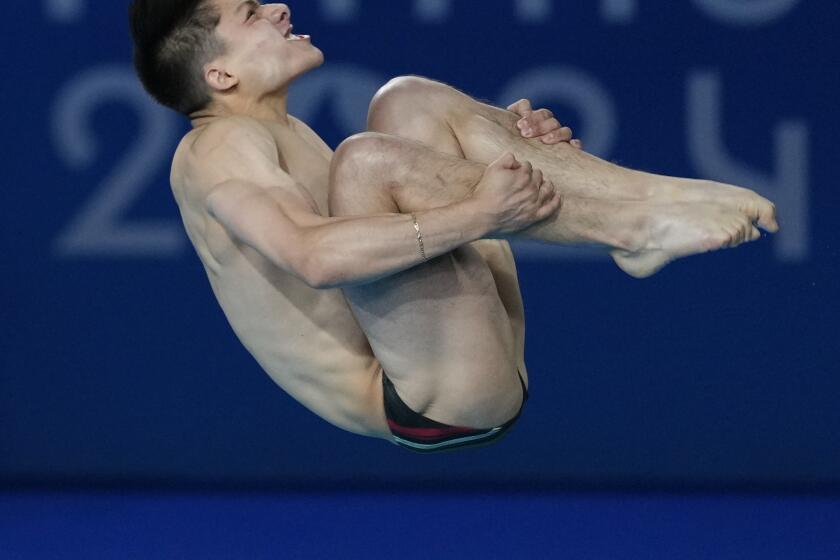 El mexicano Osmar Olvera compite en la final del trampolín de tres metros de los Juegos Olímpicos del 2024 el jueevs 8 de agosto del 2024, en Saint-Denis, Francia. (AP Foto/Dar Yasin)