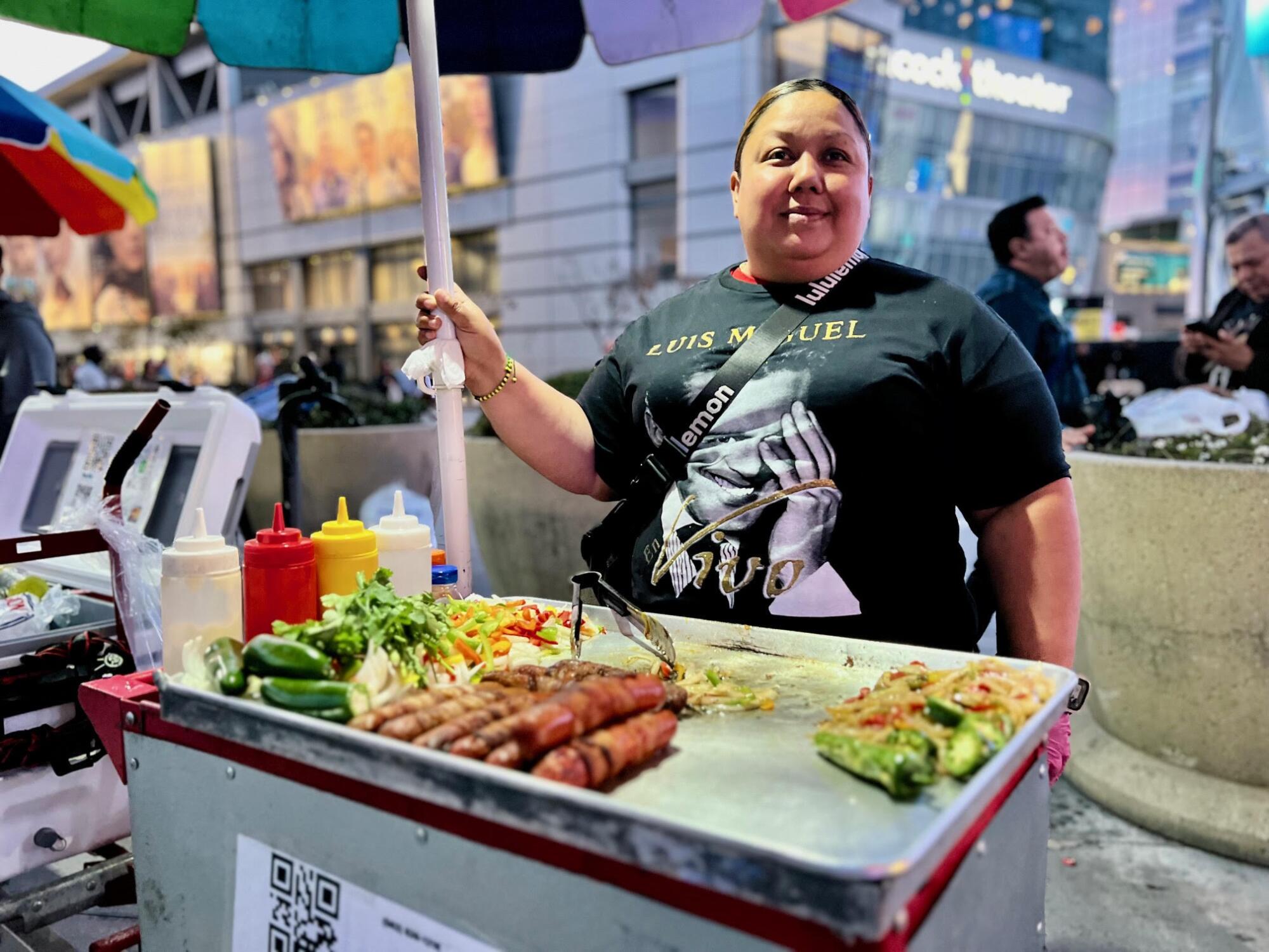 Lourdes, una vendedora ambulante de hot dogs luciendo una playera 