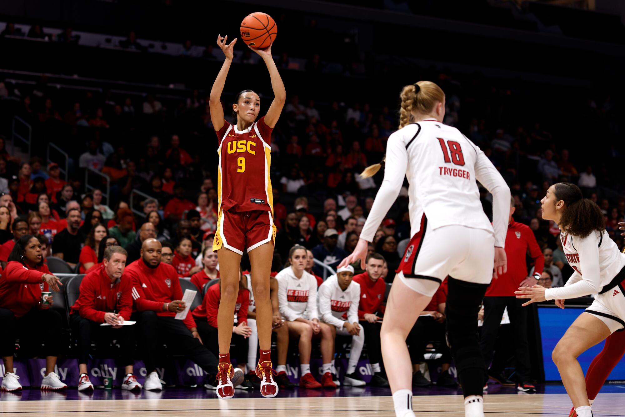 USC gardiyanı Jazzy Davidson, 9 Kasım'da Charlotte, Kuzey Carolina'da North Carolina State'e karşı üç sayılık atış yapıyor