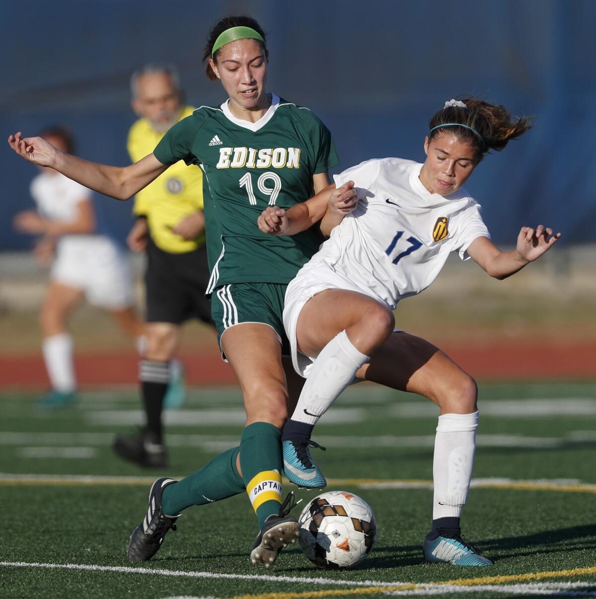 Marina's Kaitlyn Paculba (17), seen battling Edison's Kayla Herbert in a Jan. 30, 2018 match, scored in the Vikings' 2-0 win over Estancia on Thursday.