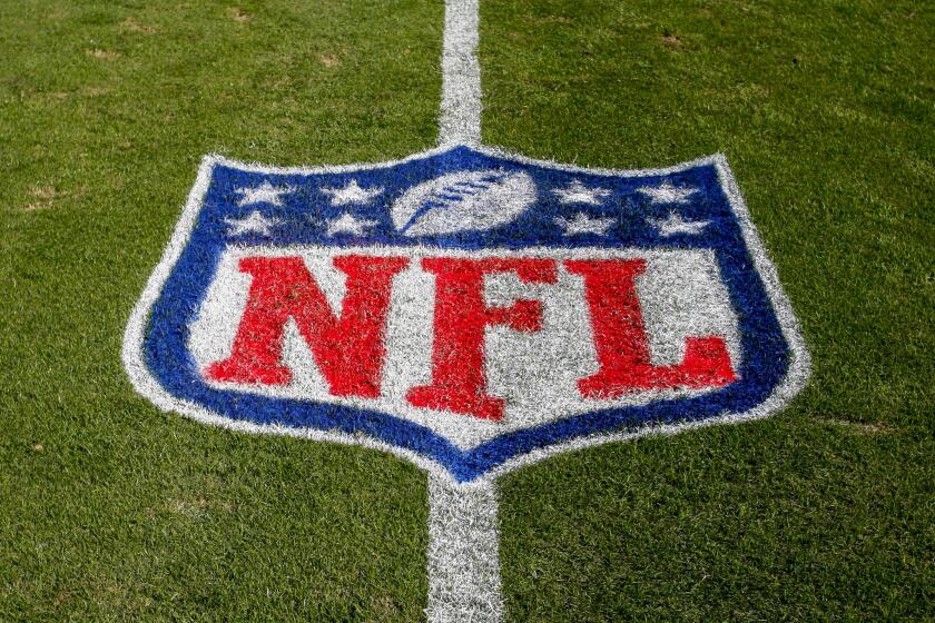 ARCHIVO - Foto del 4 de noviembre del 2018, el logo de la NFL en el campo del Estadio Bank of America en Charlotte, Carolina del Norte. (AP Foto/Nell Redmond, File)