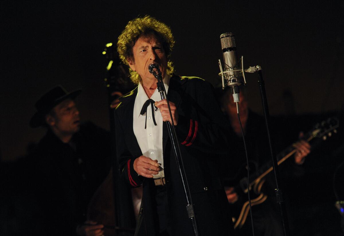 Bob Dylan durante su performance en el programa "Late Show with David Letterman", el 19 de mayo del 2015; ahora tiene un Nobel.