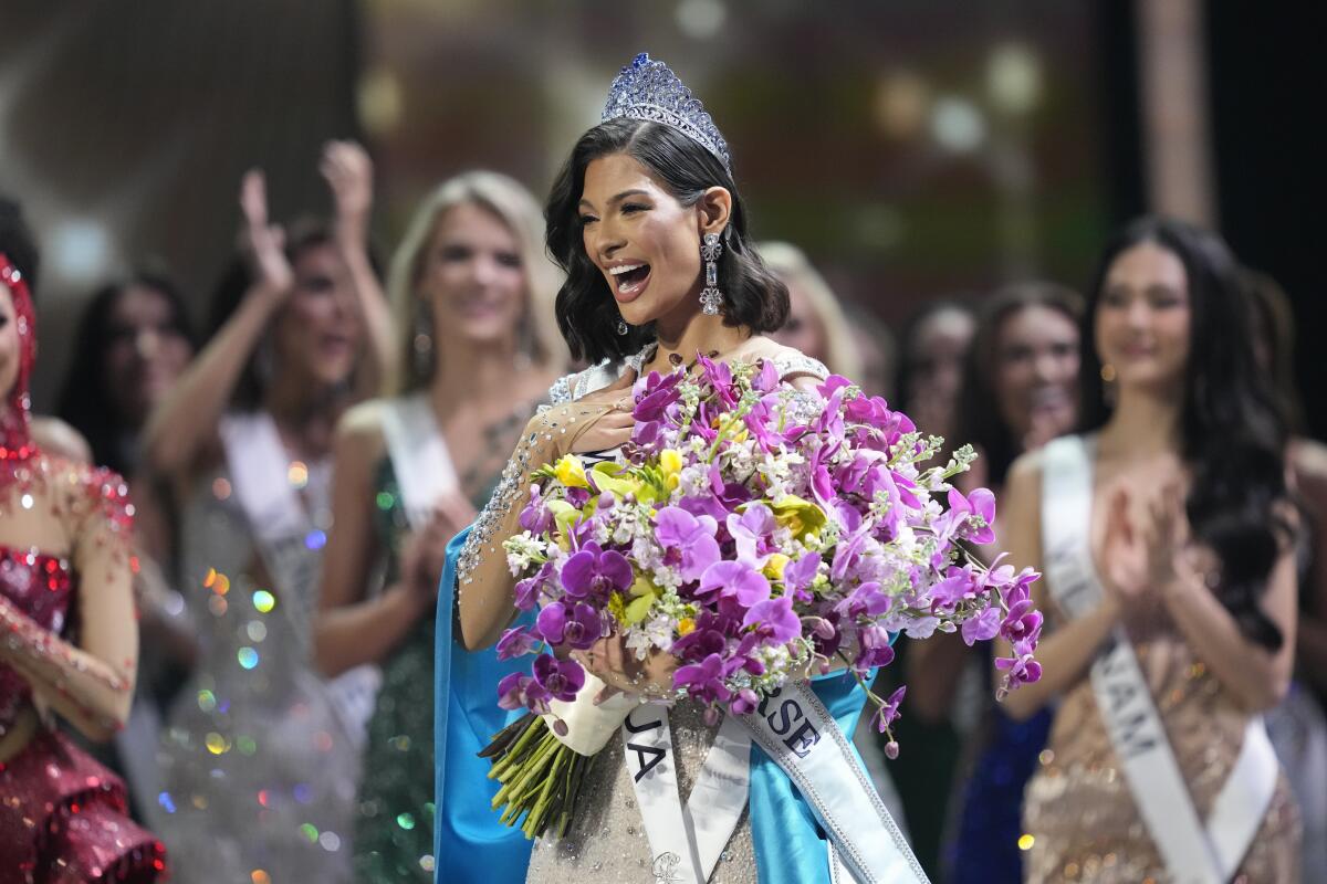 Miss Nicaragua Sheynnis Palacios reacciona tras ser coronada Miss Universo en la 72a edición