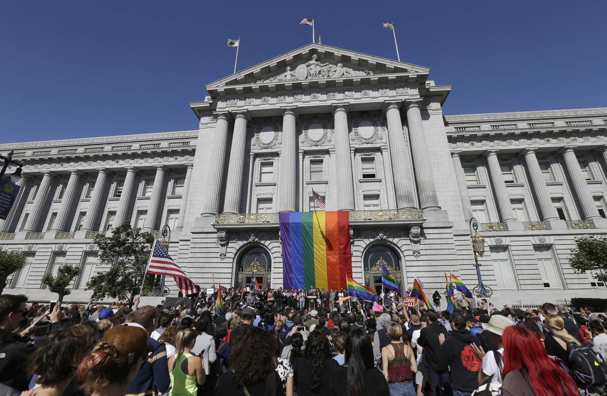 En esta imagen de archivo, una multitud reunida mientras el alcalde de San Francisco, Ed Lee, ofrece una rueda de prensa ante el ayuntamiento de la ciudad después de que el Supremo de Estados Unidos reconociera el derecho a casarse a los homosexuales en todo el país.