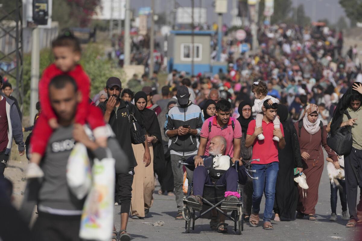 Palestinos huyen al sur de la Franja de Gaza por la carrtera Salah al-Din Street en Bureij, Gaza