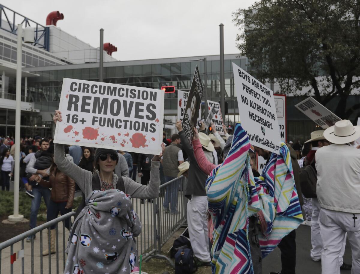 Protestan contra la circuncisión en el Super Bowl LI.