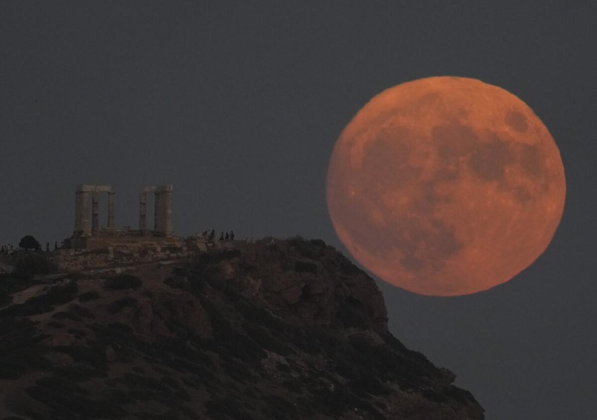 La superluna detrás del templo