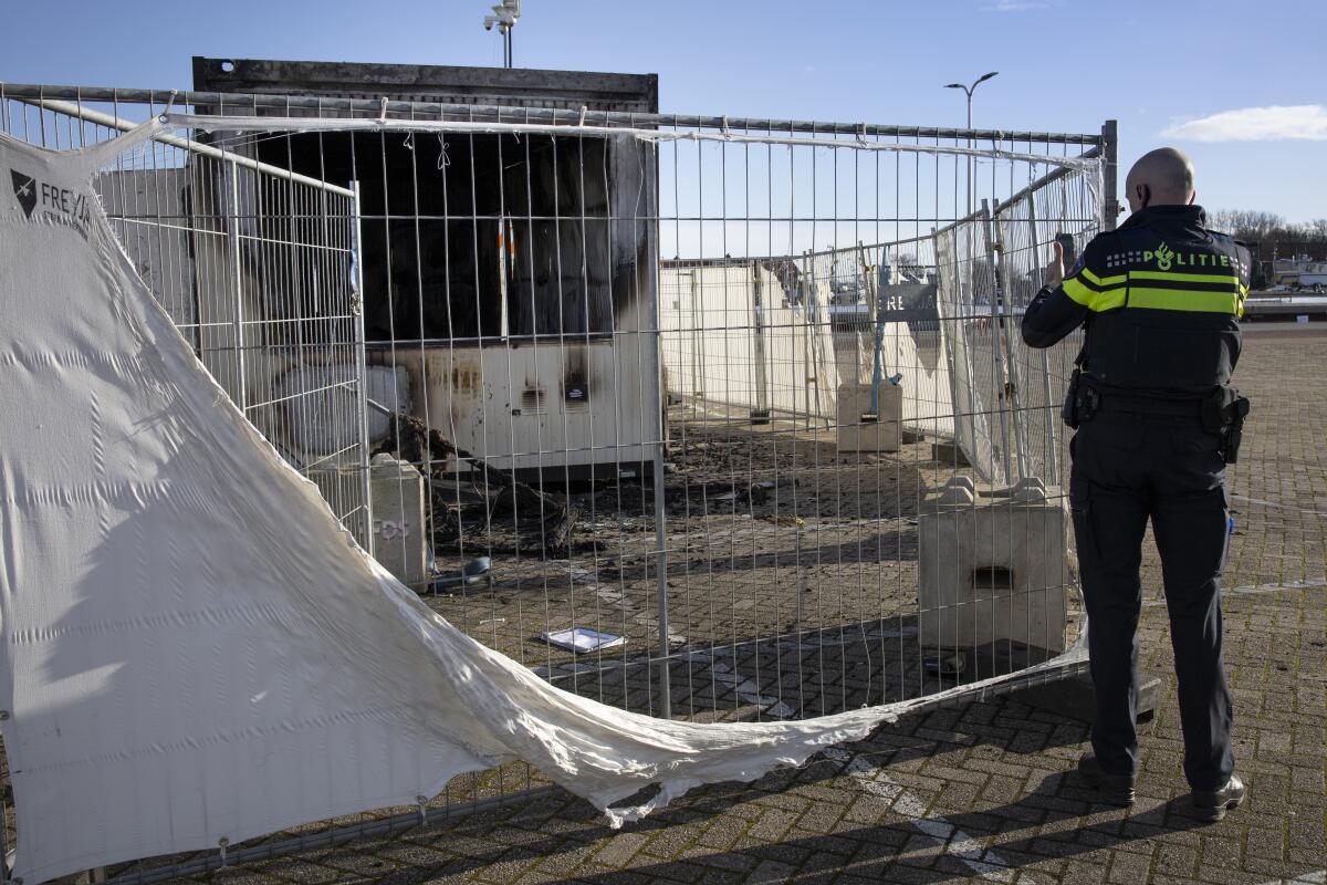 Un policía hace fotos de un puesto para hacer pruebas de coronavirus en el pueblo pesquero holandés de Urk