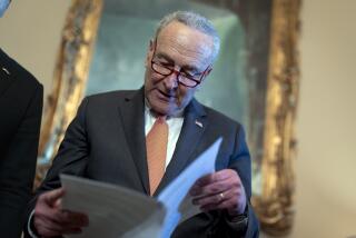 El líder de la mayoría en el Senado, el demócrata Chuck Schumer, de Nueva York, revisa sus notas durante una reunión con el primer ministro de Ucrania, Denys Shmyhal, mientras el Congreso de Estados Unidos trabaja en un paquete de ayuda de emergencia para Israel, Ucrania y Taiwán, en el Capitolio, Washington, el 18 de abril de 2024. (AP Foto/J. Scott Applewhite)