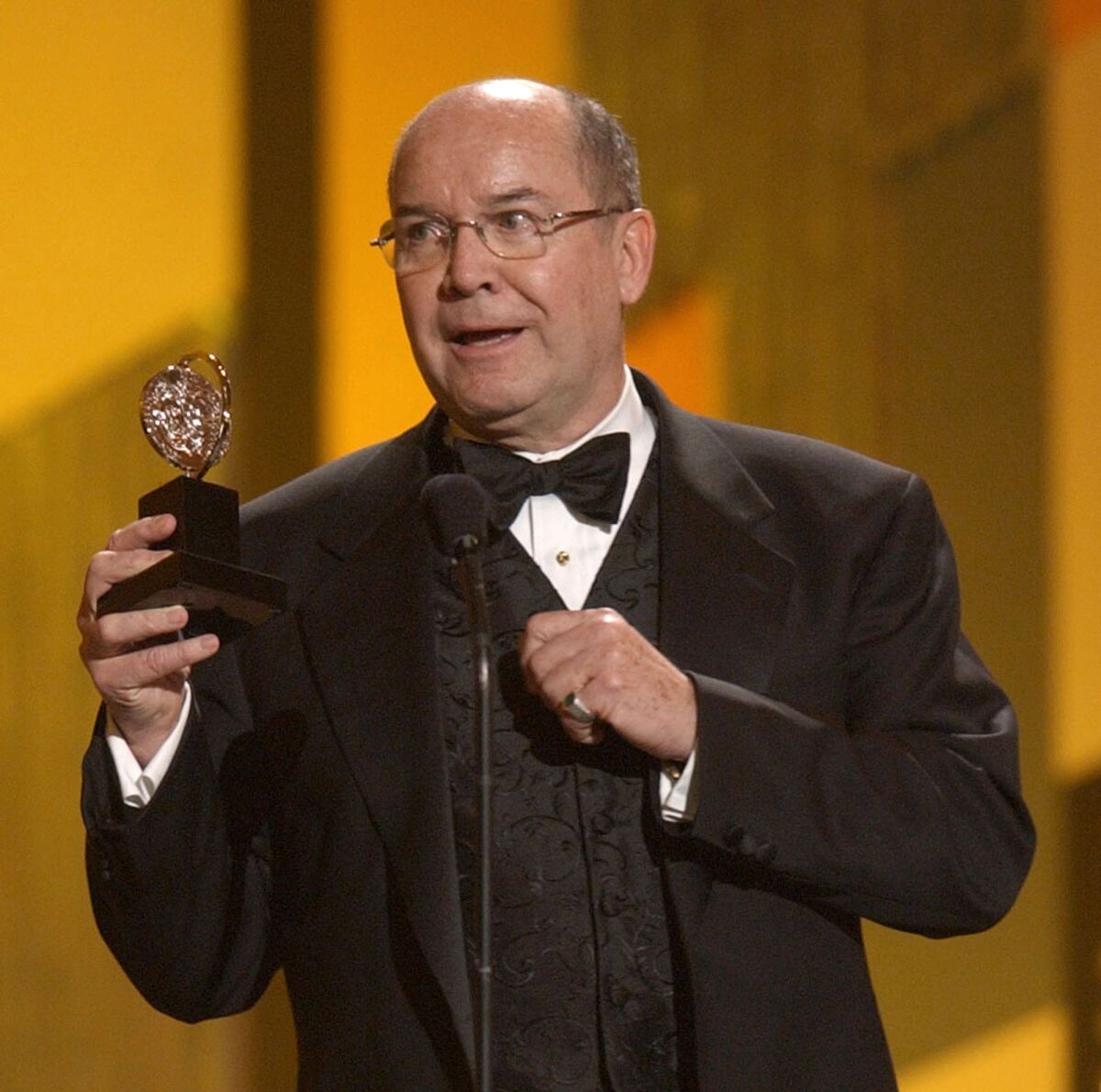 Jack O'Brien accepts his Tony Award in 2003 for directing "Hairspray."