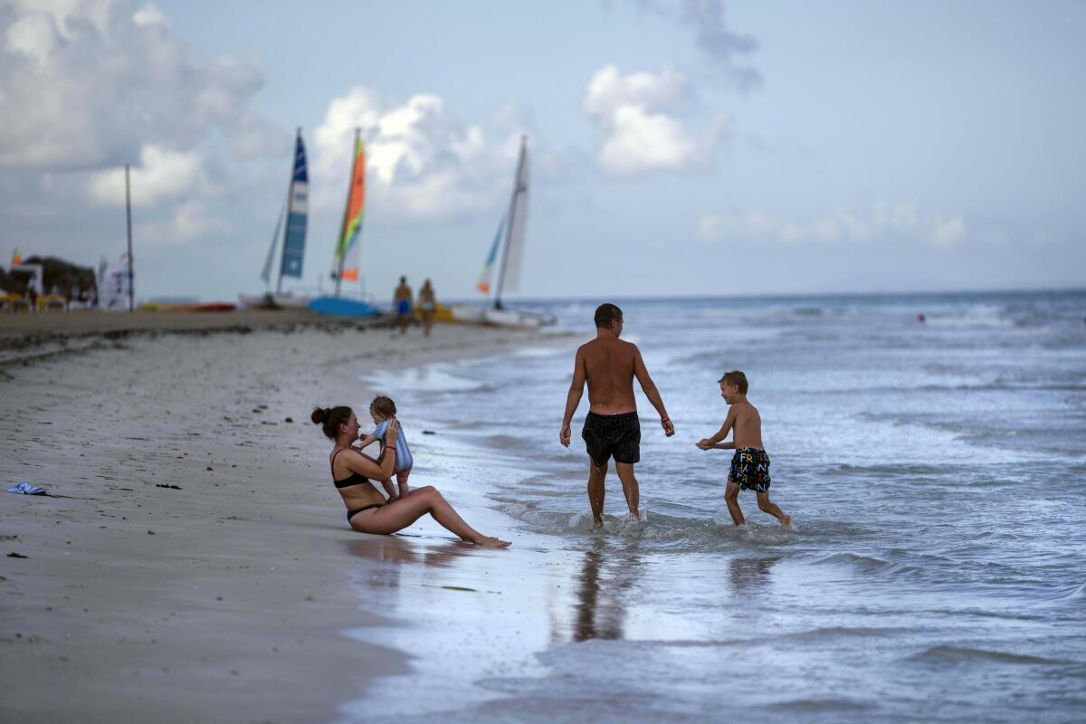 Turistas vacacionan en la playa del hotel Iberostar Selection Varadero,