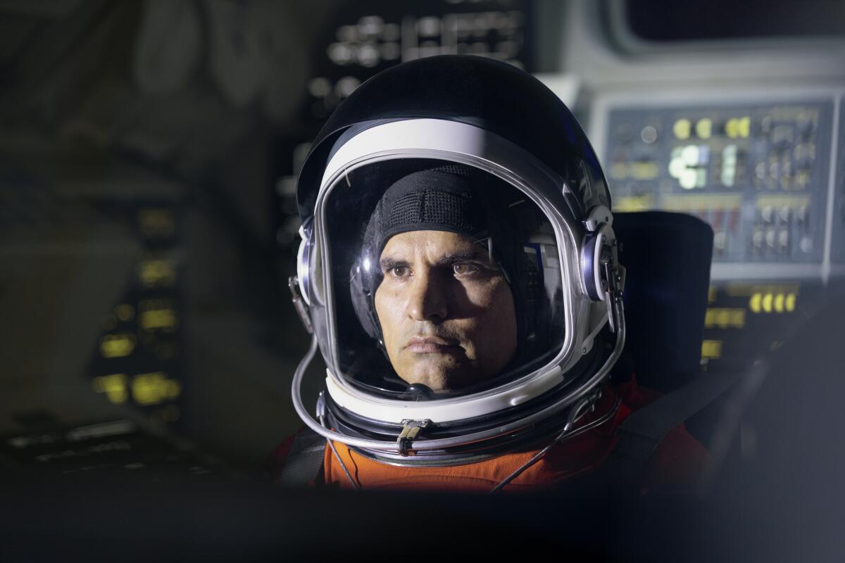 Michael Peña en una escena de "A Million Miles Away".