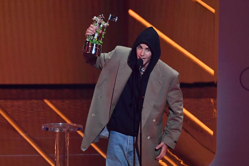 TOPSHOT - Canadian singer Justin Bieber acepts the Artist of the Year award during the 2021 MTV Video Music Awards at Barclays Center in Brooklyn, New York, September 12, 2021. (Photo by ANGELA WEISS / AFP) (Photo by ANGELA WEISS/AFP via Getty Images)