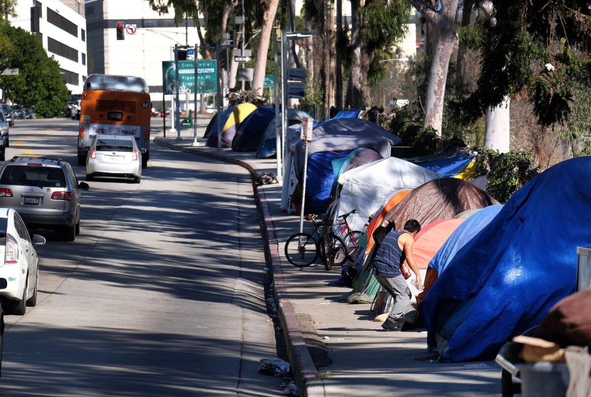 Las tiendas de un campamento para personas sin hogar se alinean en una calle del centro de Los Ángeles.