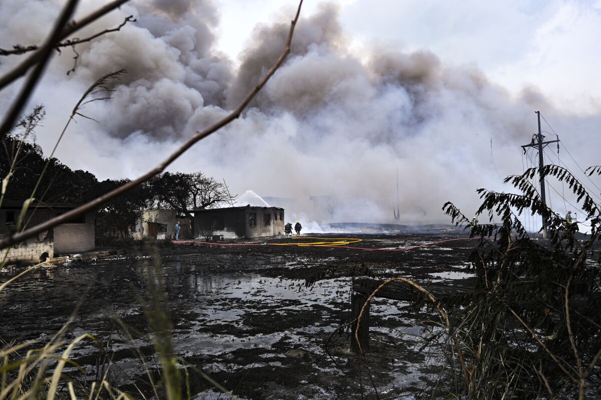 El humo continúa saliendo de un incendio en instalación de almacenamiento de petróleo en Matanzas, Cuba