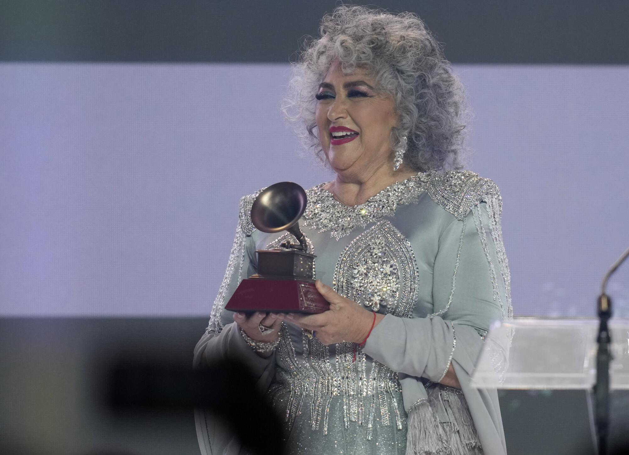 Amanda Miguel cuando recibió el Grammy a la excelencia musical en Las Vegas.