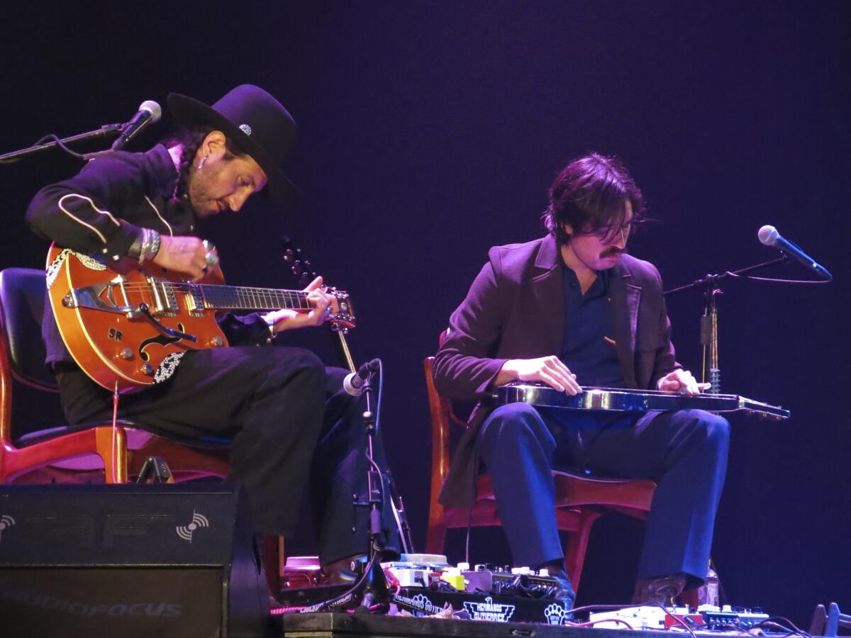 El dúo de guitarristas Hermanos Gutiérrez, Estevan, izquierda, y Alejandro, durante un concierto 